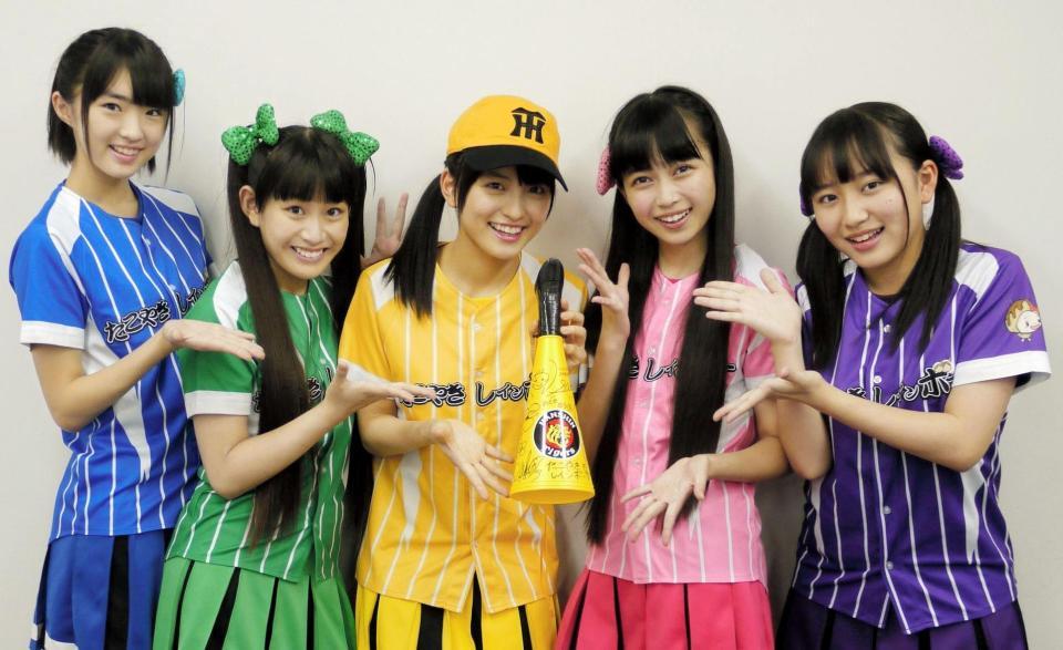 プレゼントの直筆サイン入りメガホンを持つ、たこやきレインボー