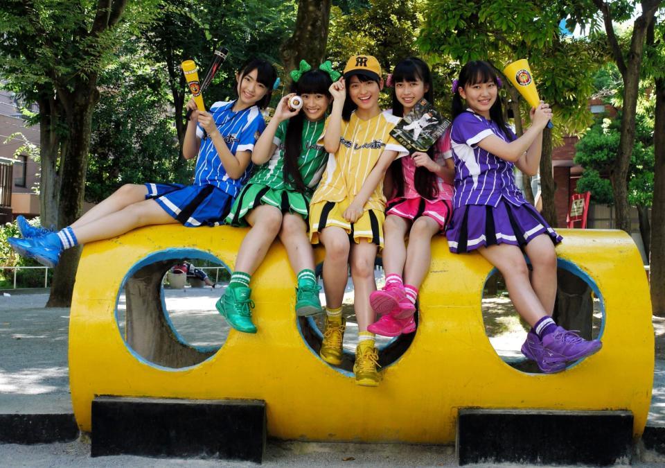 阪神グッズを身につけ笑顔を振りまく、たこやきレインボーの春名真依、根岸可蓮、清井咲希、彩木咲良、堀くるみ（左から）