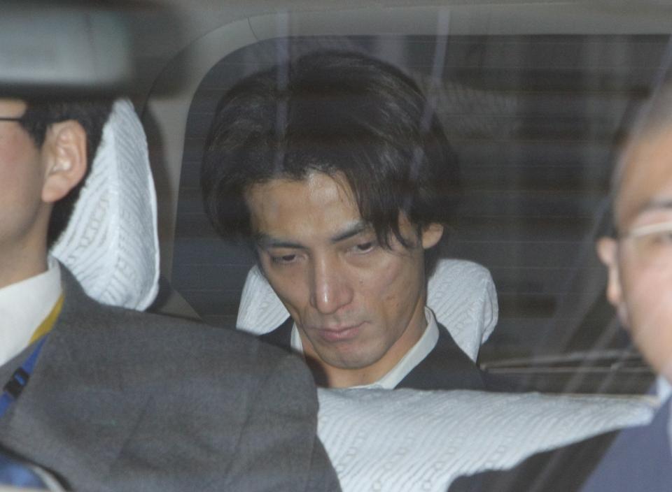 移送中の車の中でうつろな表情を見せる赤坂晃（２０１０年３月３０日撮影）