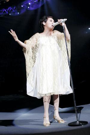 再結成のステージで熱唱するＲＥＢＥＣＣＡのＮＯＫＫＯ＝横浜アリーナ