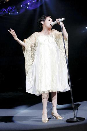 　再結成のステージで熱唱するＲＥＢＥＣＣＡのＮＯＫＫＯ＝横浜アリーナ