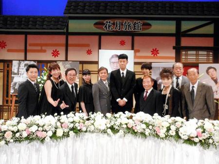 　多くの芸人が集い、花紀京さんをしのんだ