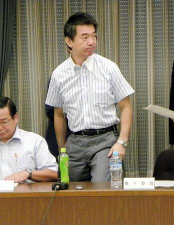 大阪会議の第２回会合が流会となり、席を立つ大阪市の橋下徹市長＝大阪市役所