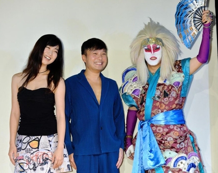 ポーズをとる（左から）佐々木心音、、スカッド監督、氏神一番＝東京・六本木クラップス（撮影・西岡正）