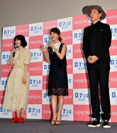 映画「ロマンス」の舞台あいさつを行った（左から）タナダユキ監督、大島優子、大倉孝二＝スペースＦＳ汐留（撮影・田村亮介）