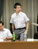 大阪会議の第２回会合が流会となり、席を立つ大阪市の橋下徹市長＝大阪市役所