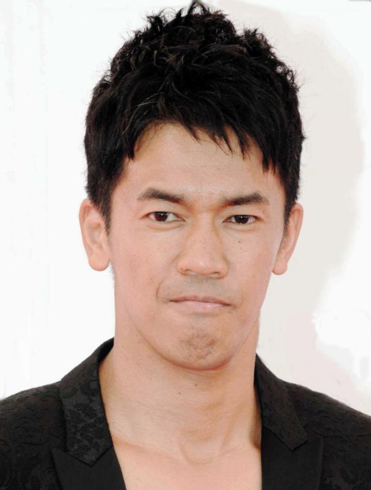 岩隈を祝福した武井壮