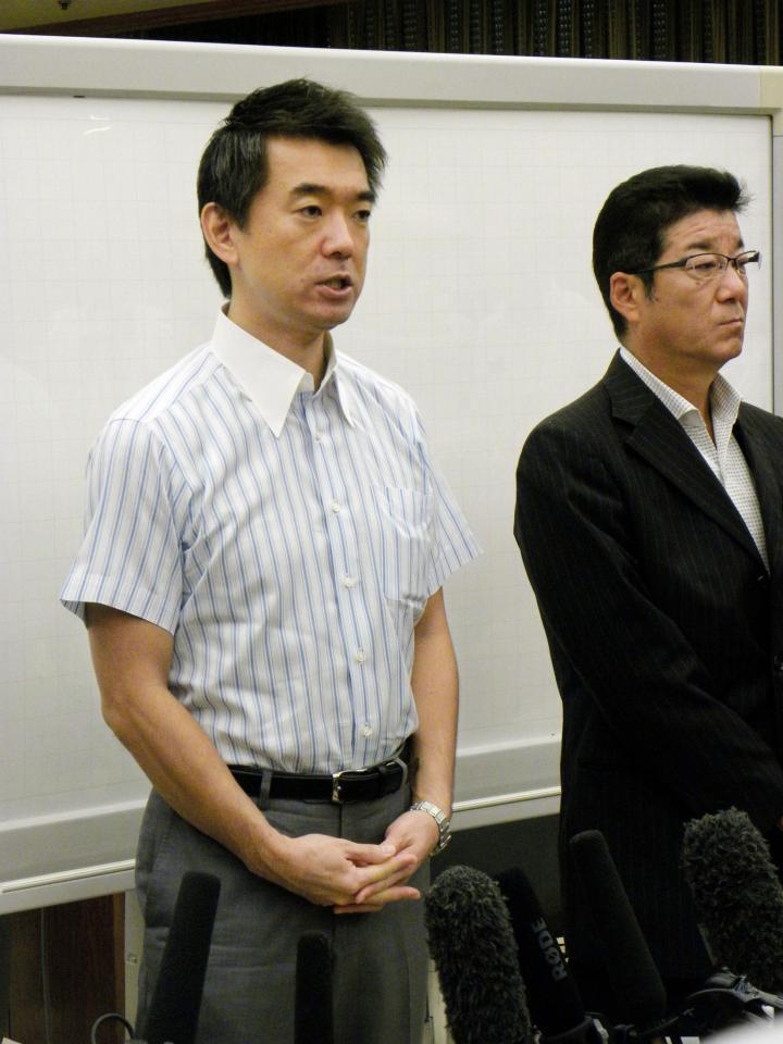 大阪会議第２回会合が流会となった後、会見する大阪市の橋下徹市長（左）と大阪府の松井一郎知事＝大阪市役所