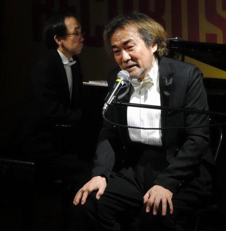 新垣隆（左）のピアノに乗せて怪談を語る稲川淳二