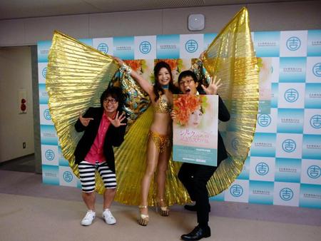 会見に登場したシルク（中央）とアポロン山崎（左）、浅越ゴエ（右）