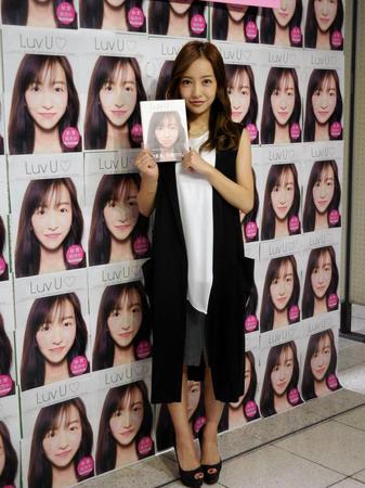 フォトブック「Ｌｕｖ　Ｕ♡」の発売記念イベントを行った板野友美＝東京・福家書店新宿サブナード店