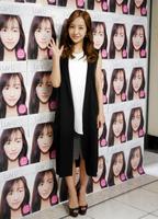 フォトブック「Ｌｕｖ　Ｕ♡」の発売記念イベントを行った板野友美＝東京・福家書店新宿サブナード店