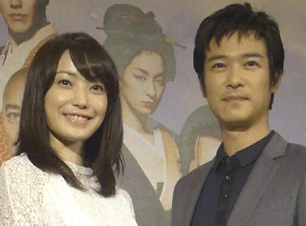 第１子となる男児を出産した菅野美穂（左）と堺雅人