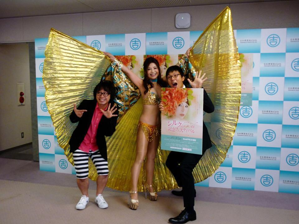 会見に登場したシルク（中央）とアポロン山崎（左）、浅越ゴエ（右）