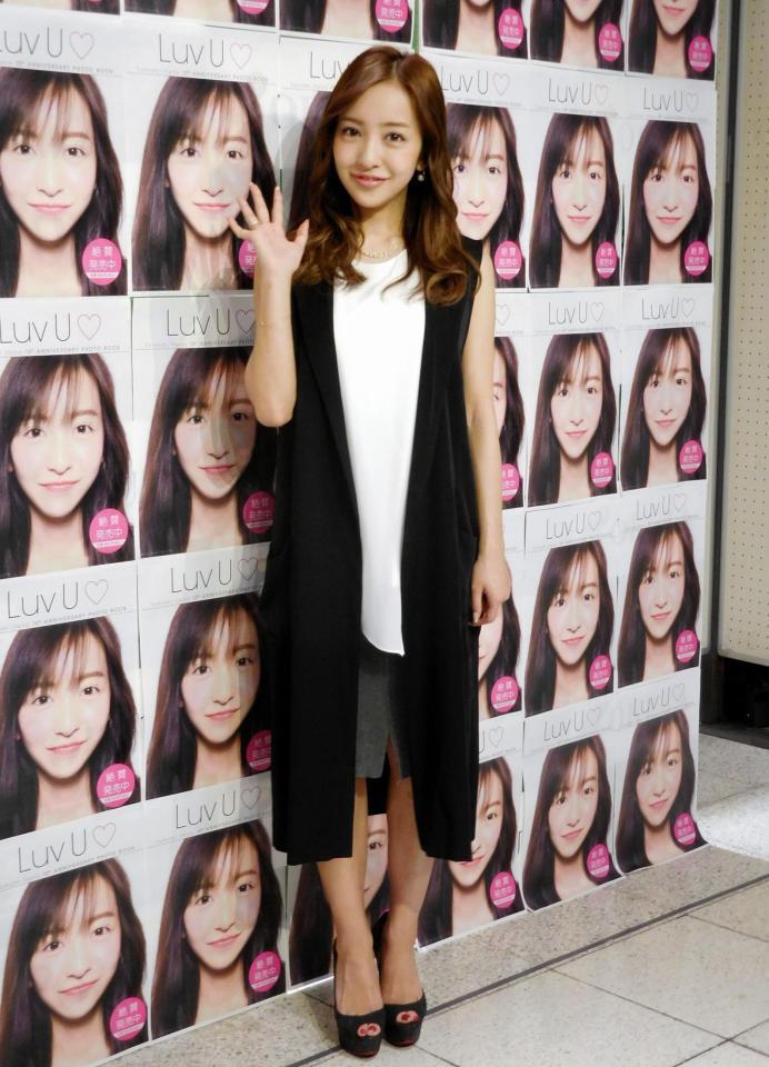 フォトブック「Ｌｕｖ　Ｕ♡」の発売記念イベントを行った板野友美＝東京・福家書店新宿サブナード店