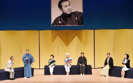 「桂米朝追善　米朝一門会」にゲスト出演した（右から）ハイヒールリンゴ、笑福亭仁鶴、芦屋小雁、正司花江、正司照枝と、コーナー司会の桂南光、中井雅之アナ＝大阪・サンケイホールブリーゼ　（Ｃ）坪内喜則
