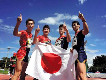 　「世界マスターズ陸上」４×１００メートルリレーで優勝した武井壮（右から２人目）