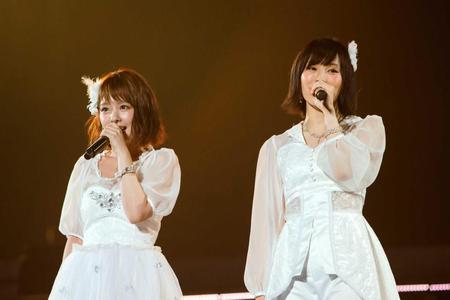 　デュエットを披露した山本彩（右）と卒業生の山田菜々（Ｃ）ＮＭＢ４８