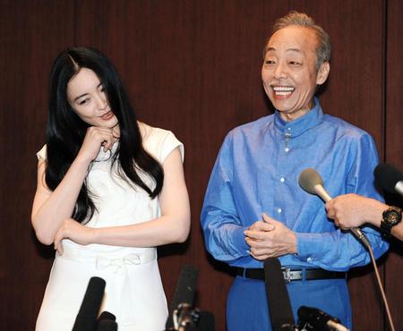 舞台「放浪記」への出演を売り込む谷村新司に当惑気味の仲間由紀恵（左）＝フジテレビ湾岸スタジオ（撮影・三好信也）