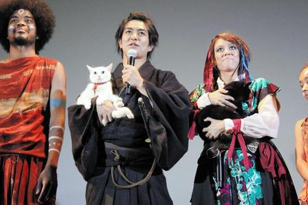 舞台挨拶した北村一輝（左）とＬｉＬｉＣｏ＝東京・シネマート新宿