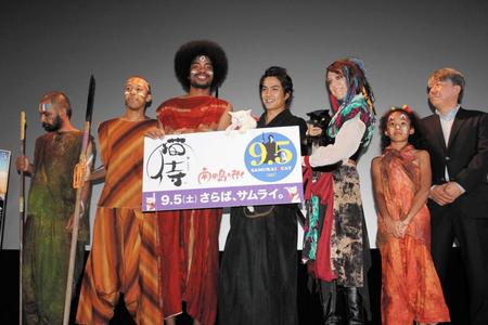 舞台挨拶した北村一輝（中）とＬｉＬｉＣｏ（その右）＝東京・シネマート新宿