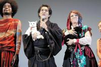 舞台挨拶した北村一輝（左）とＬｉＬｉＣｏ＝東京・シネマート新宿