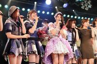 ＡＫＢ卒業公演のステージで歌う倉持明日香（中央）＝東京・秋葉原