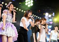 ＡＫＢ卒業公演のステージで歌う倉持明日香（左）＝東京・秋葉原