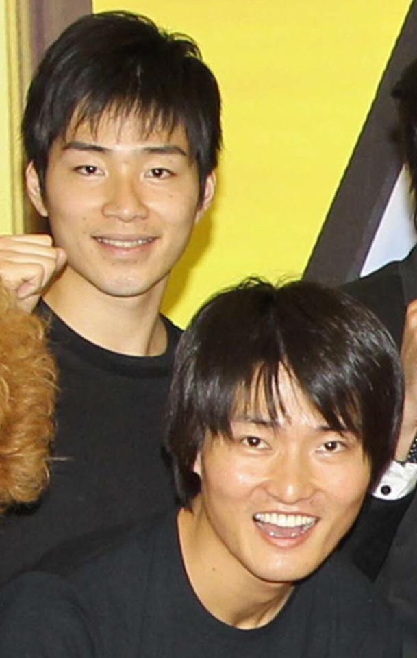ジャルジャルの後藤淳平（奥）と福徳秀介