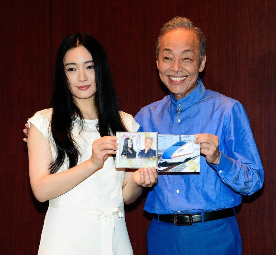 デュエットソングがＣＤ発売となり笑顔をみせる谷村新司（右）と仲間由紀恵＝フジテレビ湾岸スタジオ（撮影・三好信也）