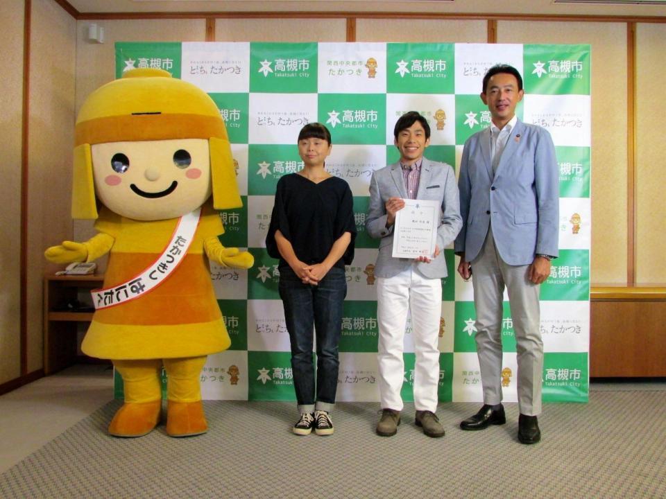 （左から）はにたん、写真家のＭＯＴＯＫＯ氏、「どっちもたかつき定住促進ＰＲ部長」に就任した織田信成、濱田剛史高槻市長＝高槻市役所