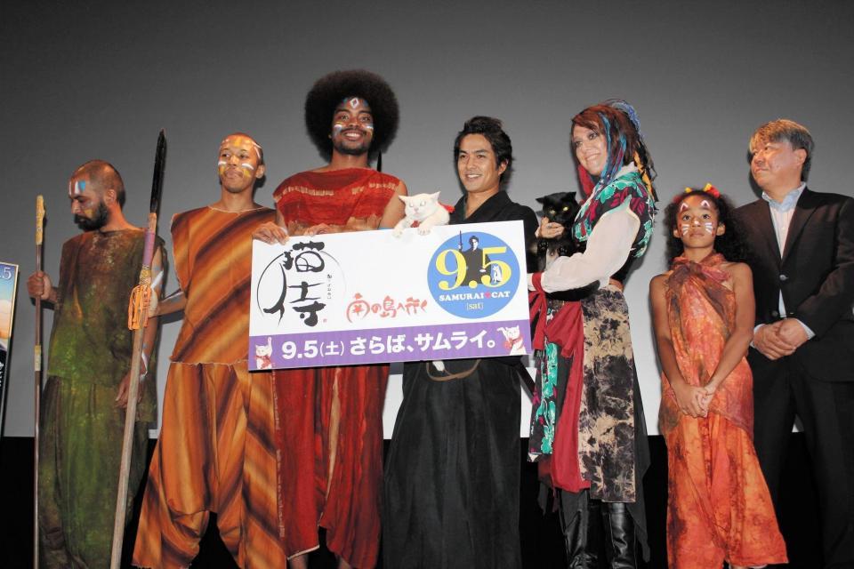 舞台挨拶した北村一輝（中）とＬｉＬｉＣｏ（その右）＝東京・シネマート新宿