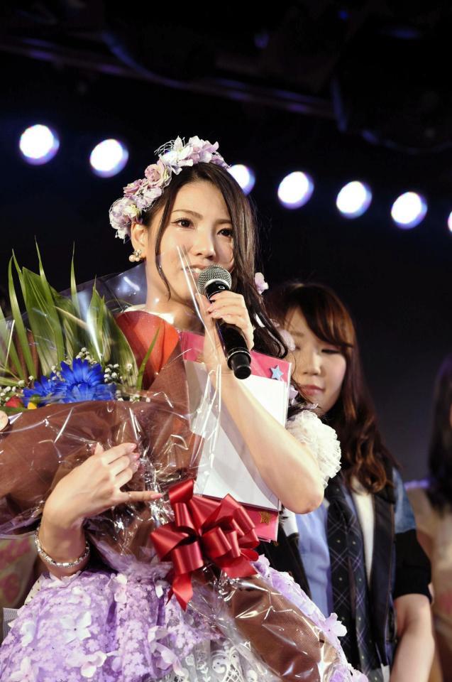 ＡＫＢ卒業公演のステージであいさつをする倉持明日香＝東京・秋葉原