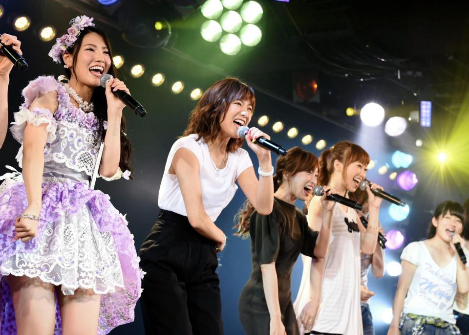 ＡＫＢ卒業公演のステージで歌う倉持明日香（左）＝東京・秋葉原