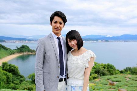 　大野拓朗を相手役に恋人峠で撮影した横山由依＝愛媛・興居島