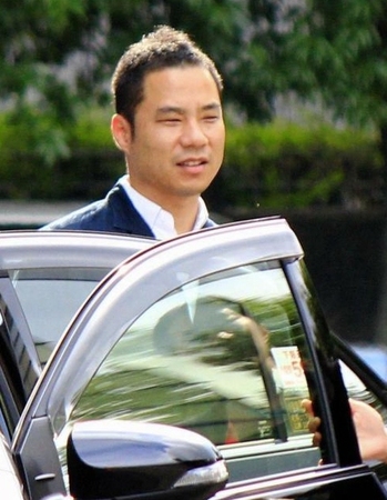 講演を終え、車に乗り込む佐野研二郎氏＝京都市内