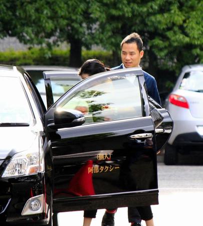 講演を終え、車に乗り込む佐野研二郎氏＝京都市内