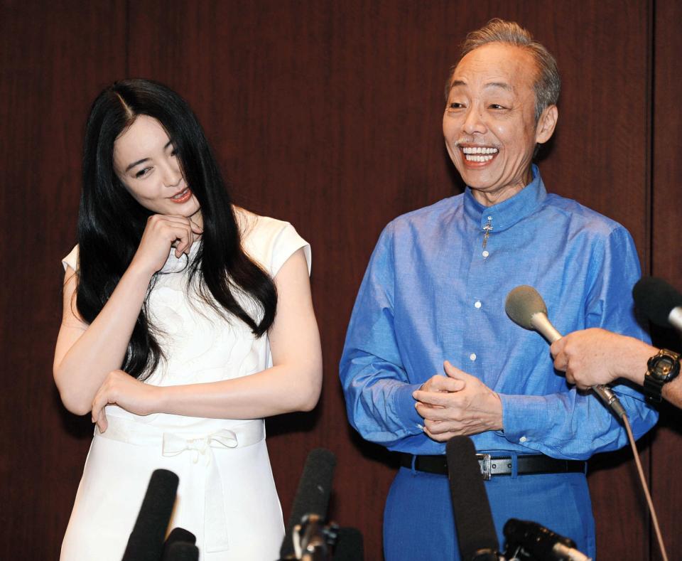 　舞台「放浪記」への出演を売り込む谷村新司に当惑気味の仲間由紀恵（左）＝フジテレビ湾岸スタジオ