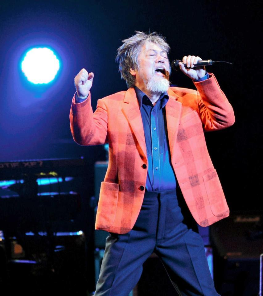 パワフルなステージを披露する沢田研二