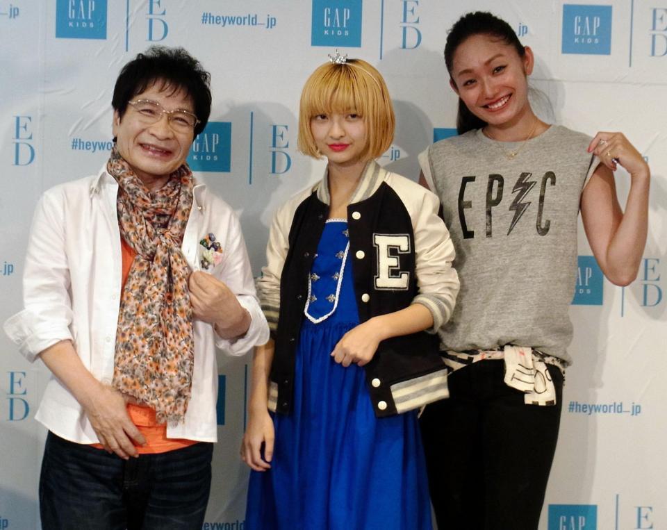 ポーズする（左から）尾木直樹、ＭＡＰＰＹ、安藤美姫＝東京・原宿