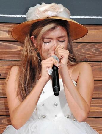 　ファンクラブ発足を発表し号泣するローラ＝東京・リストランテＡＳＯ