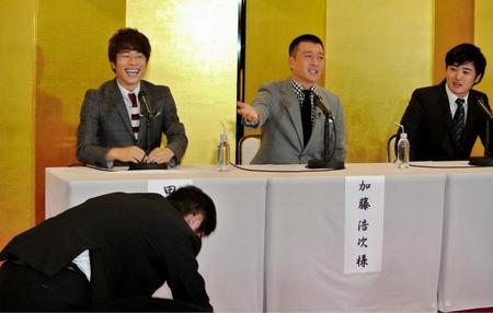 関係者に土下座で出演を依頼される（左から）田村淳、加藤浩次、劇団ひとり＝東京・赤坂