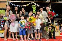 連続テレビ小説『まれ』のクランクアップをした（後列左から）高畑裕太、清水富美加、山崎賢人、土屋太鳳、門脇麦、葉山奨之、渡辺大知＝東京・渋谷のＮＨＫ（撮影・佐々木彰尚）