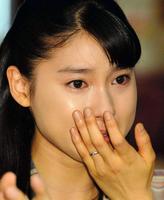 連続テレビ小説『まれ』の最終収録を終えて涙を流す土屋太鳳＝東京・渋谷のＮＨＫ（撮影・佐々木彰尚）