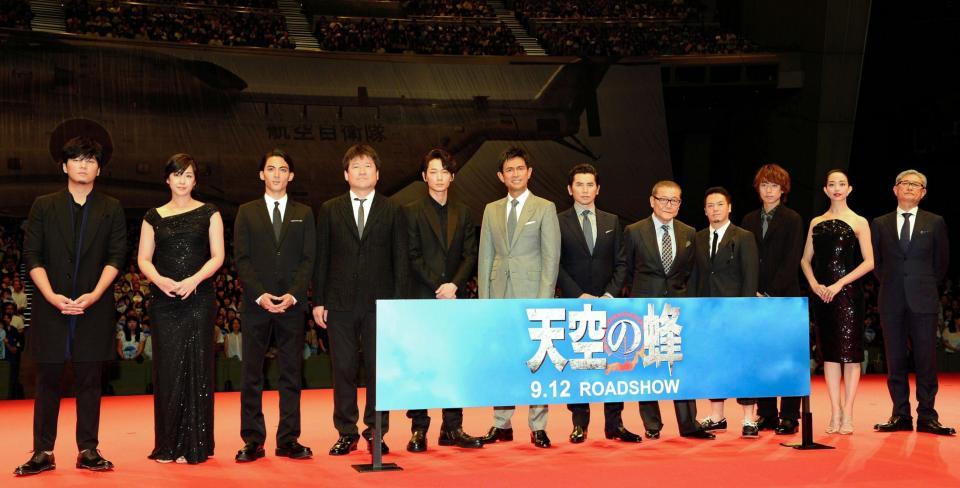 試写会に登場した（左から）秦基博、石橋けい、永瀬匡、佐藤二朗、綾野剛、江口洋介、本木雅弘、國村隼、やべきょうすけ、落合モトキ、松島花、堤幸彦監督＝東京国際フォーラム（撮影・三好信也）