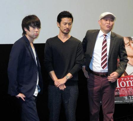 トークを繰り広げる（左から）村本大輔、竹野内豊、千原せいじ＝東京・秋葉原