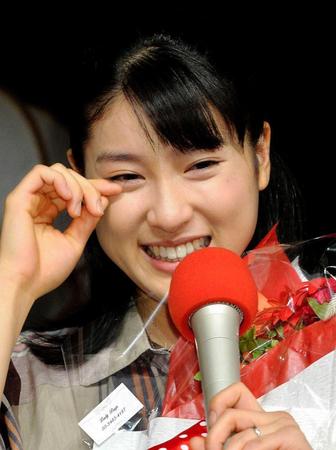 連続テレビ小説『まれ』がクランクアップし、涙を流す土屋太鳳＝東京・渋谷のＮＨＫ