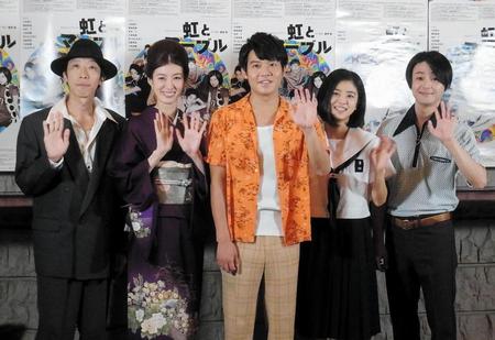 会見した（左から）小松和重、ともさかりえ、小出恵介、黒島結菜、木村了＝東京・三軒茶屋