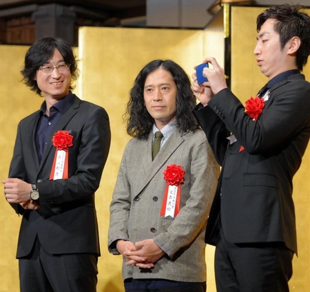 第１５３回芥川・直木賞の贈呈式に出席した（左から）東山彰良氏、又吉直樹、羽田圭介氏＝東京都内のホテル（撮影・堀内翔）