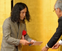 　第１５３回芥川・直木賞の贈呈式に出席した又吉直樹（左）＝東京都内のホテル